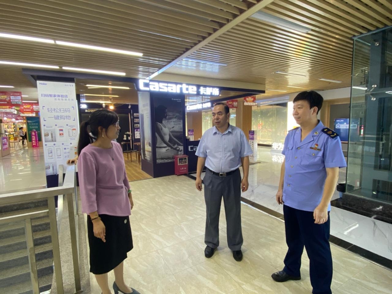 市市場監管局鄭國慶副局長到香洲區翠香市場監管所檢查指導工作