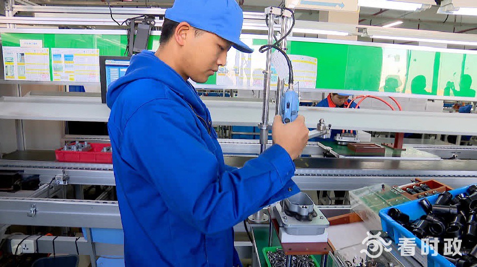 在瑞可达的"新能源汽车连接器"生产线上,一件半成品被贴上二维码,凭着