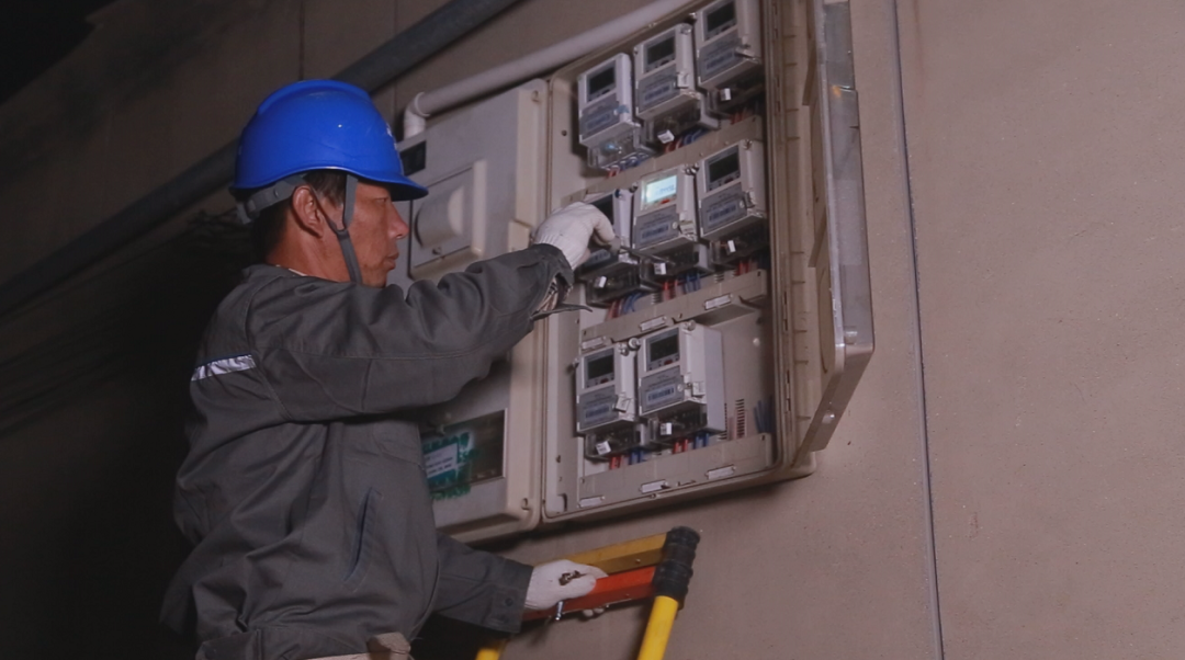 ▲12月18日，大城公司员工为毛演马台区客户更换电表。何秀敏/摄