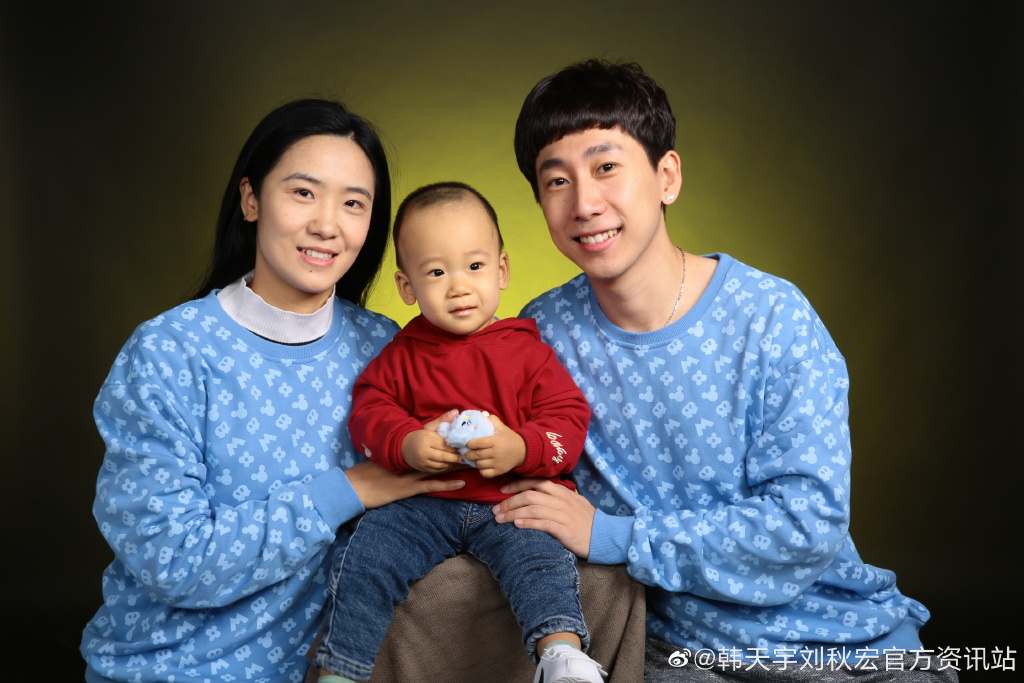 温馨!中国世界冠军夫妇晒一家三口全家福,儿子活泼可爱萌出天际