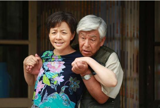 国家一级演员张洪杰与瘫痪妻不离不弃被儿女啃老75岁不敢退休