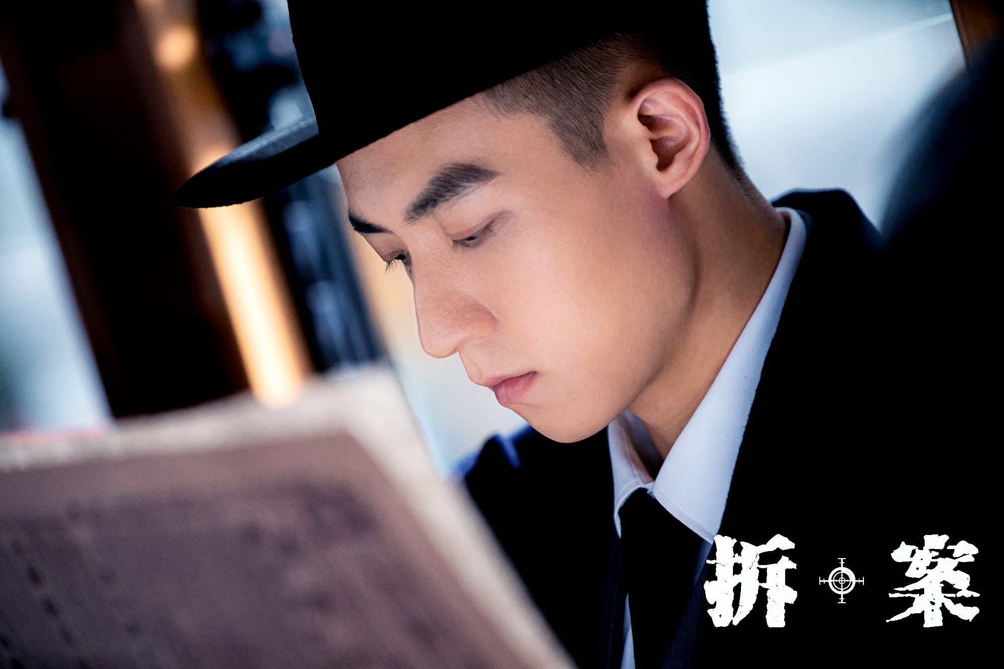 探长·顾远(谷嘉诚饰)↓顾远一个帅气侧脸,潇洒上线.