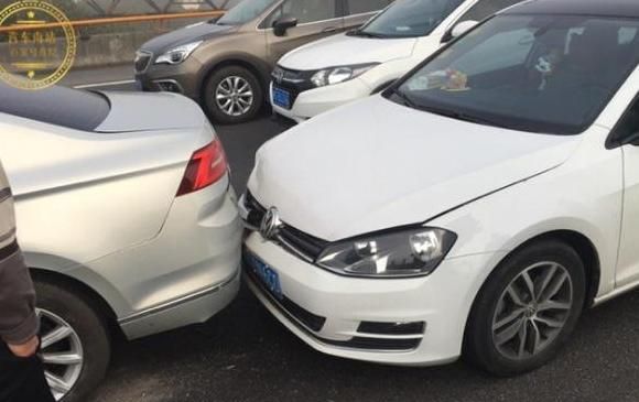 大众迈腾遭高尔夫追尾,撞出内伤,车主:现在的迈腾到底怎么了