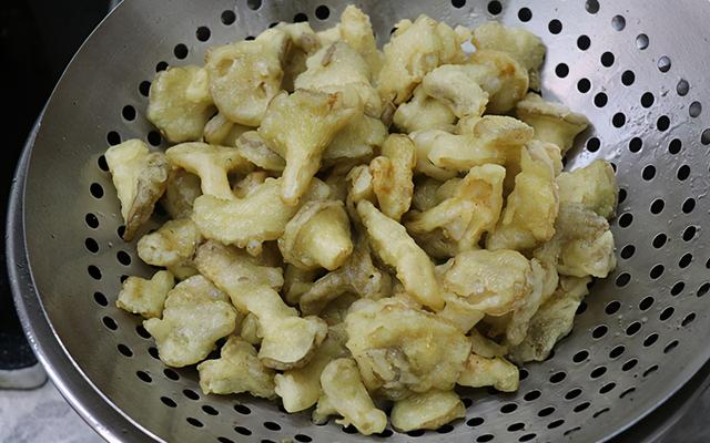手把手教你做椒盐秀珍菇,调糊很关键,记住1点,外酥里嫩不够吃