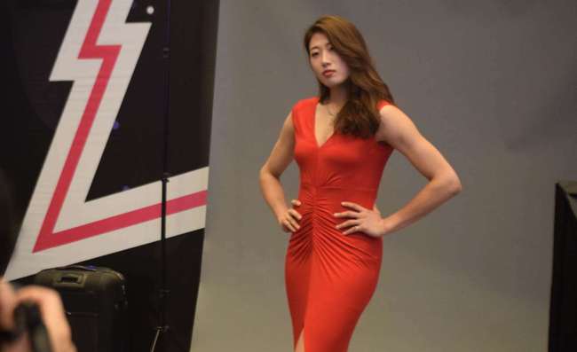 女排刘晏含写真照红色开叉长裙上围镂空屁股肥嘟嘟有魅力