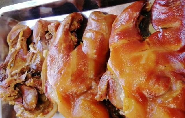 江苏农村美女在家做熏烧猪头,50块钱一斤,一天100个不够卖