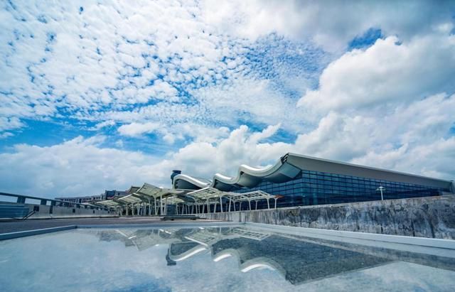 江苏一座国家主要干线机场,拥有135条国内航线和23条国际航线