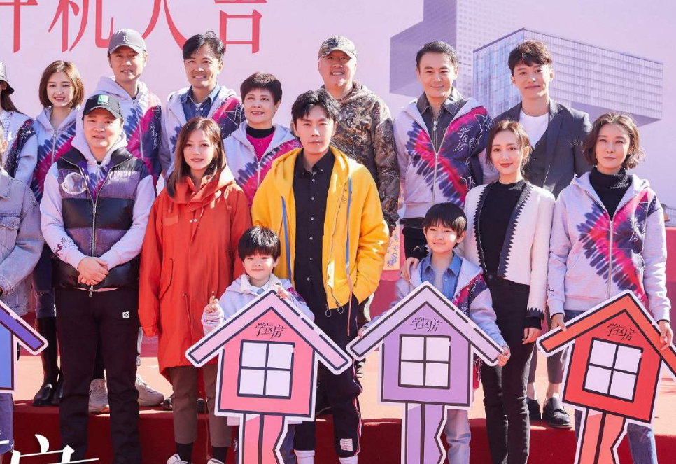 赵薇秦昊深夜片场路透,亲密挽手荡秋千,cp感十足