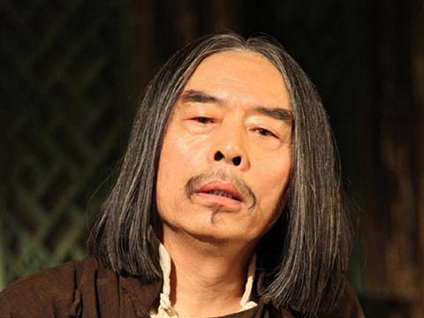 最潮大爷张双利近况,穿搭有型连蹦带跳活力足,出道多年年龄成迷