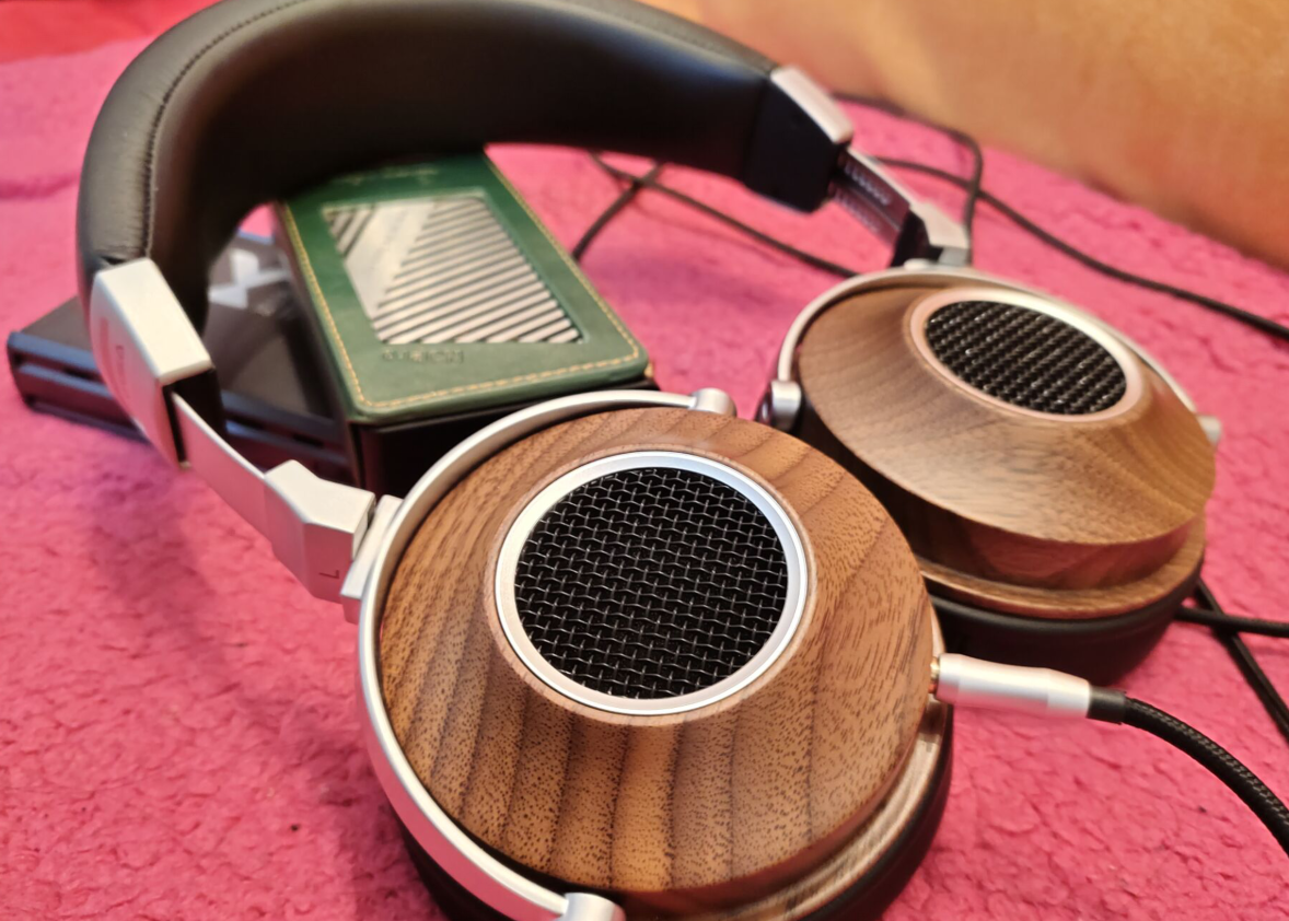 但是更主要的是喜欢木头大于一切,但是你要知道木头材质的耳机"无论是