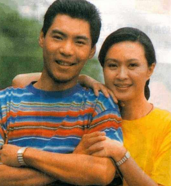 屠洪刚亲儿子靠网贷维生?二婚继子出国炫富,一台豪车价格百万