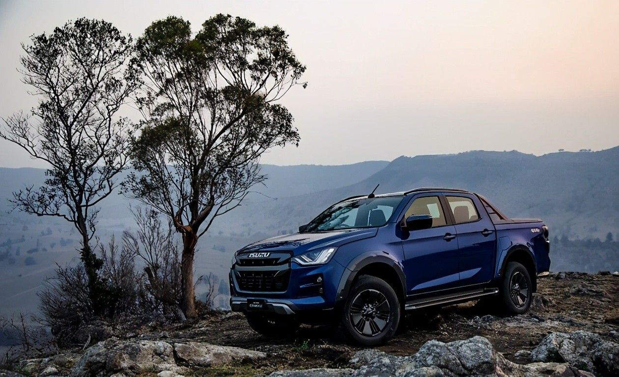 还看啥福特猛禽,2021款五十铃皮卡实车到店,配越野四驱