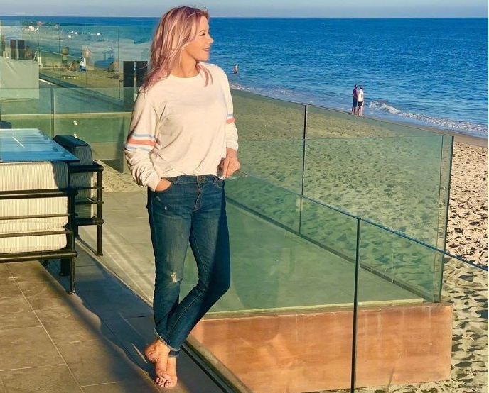 59岁珍妮巴斯近照,一头金发太美!看不出皱纹,nba最美女老板