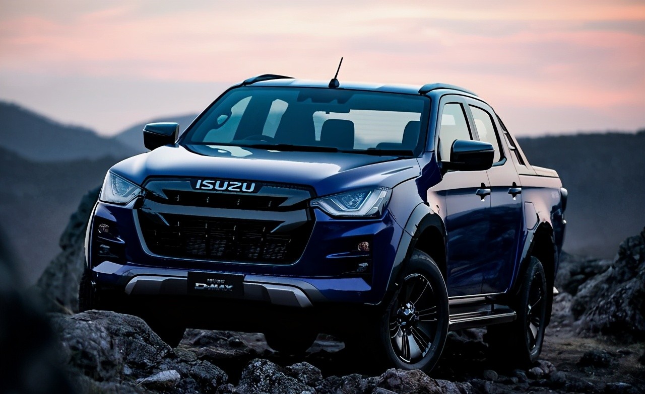 还看啥福特猛禽,2021款五十铃皮卡实车到店,配越野四驱