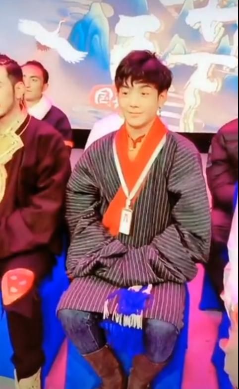 在台下的丁真,乖巧地坐在位置上,双手揣在一起