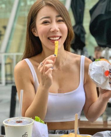 30岁港姐陈婉衡大玩下衣失踪!穿大码男士衬衫,事业线若隐若现