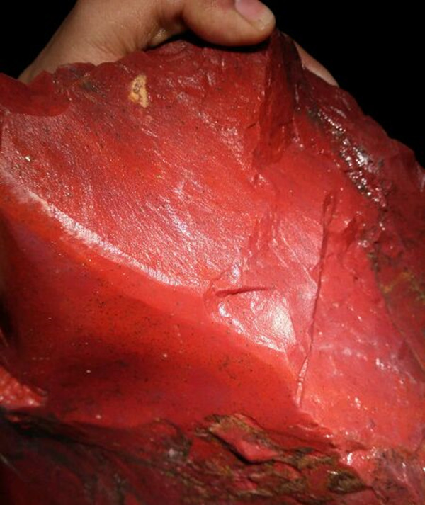 大叔在山上探险的时候发现一块红石头专家鉴定后让他笑开了花