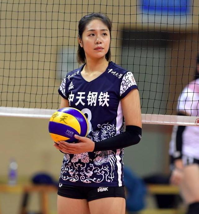 了大学的一名体育老师,结合自己的排球经验也给予了学生们很多的指导