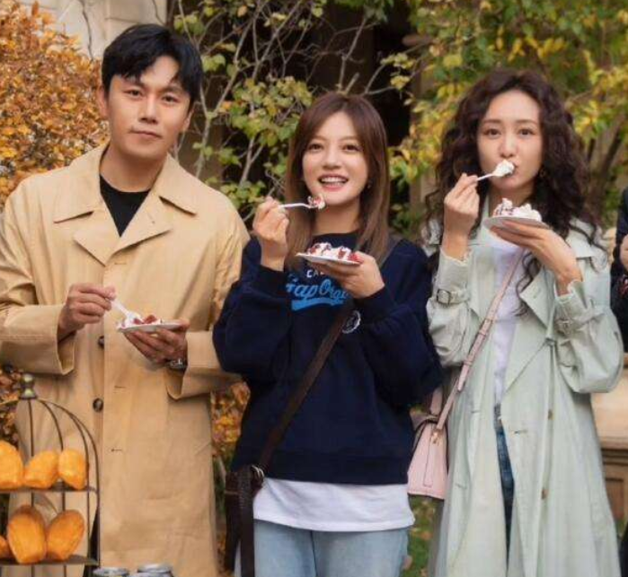 赵薇秦昊深夜片场路透,亲密挽手荡秋千,cp感十足