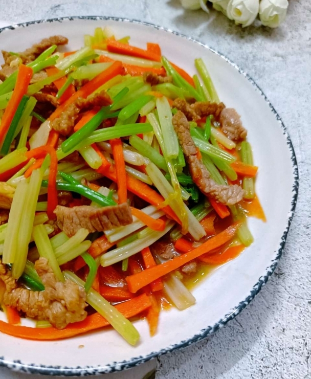 淀粉一勺,蚝油一勺,盐小半勺子,鸡精小半勺子,蒜两粒166芹菜,胡萝卜