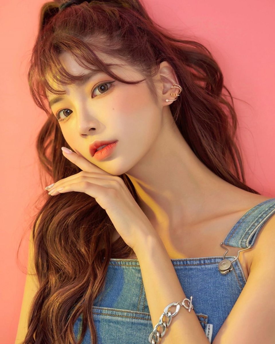 天使面孔白皙皮肤,笑起来清纯又甜美,配上一双仙气逼人的电眼