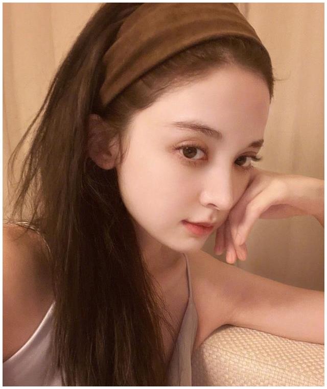 90后女星优越感太强,娜扎自夸是发际线富翁,还晒2张自拍为证