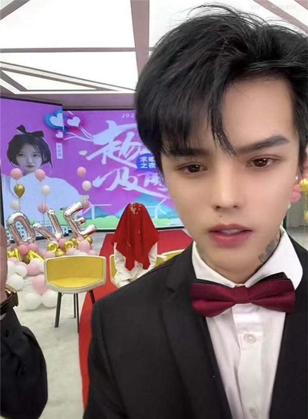 事后殷世航的好兄弟小猪先生直播透露殷世航求婚直播是模仿自己,目的