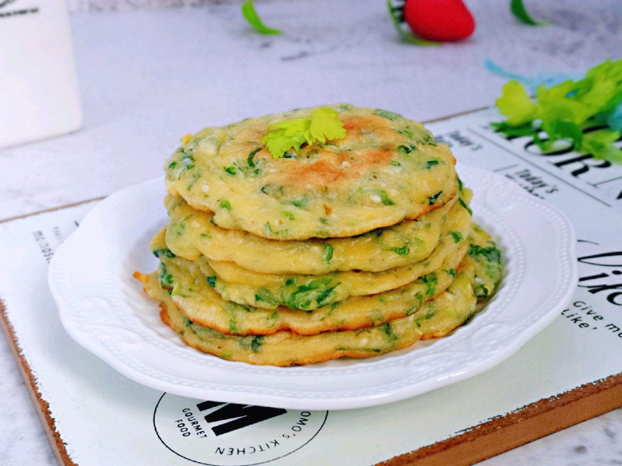芹菜叶子别扔,加入两个鸡蛋做成芹菜叶蛋饼,营养又好吃