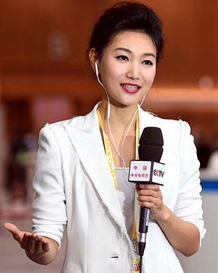 央视女主持戴13年假发,摘掉假发的那一刻,才发现她原来这么美