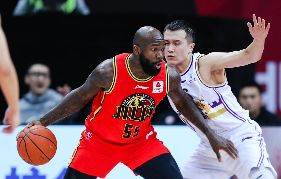 cba裁判失底线!外援持球砸人被无视,闫军被虎王孙军骂怕了