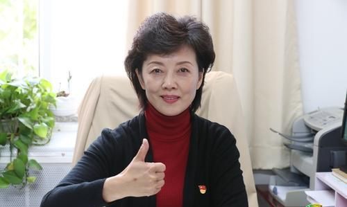 央视周晔直播25年从不说话却在采访时直言想给朱广权一巴掌