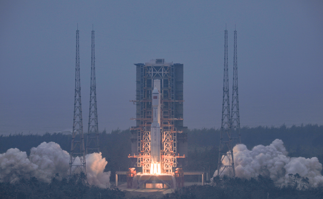 两位北京小伙儿，托举长八首飞！