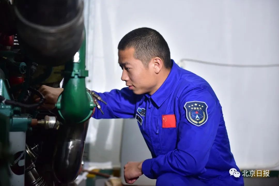 检查油机的刘迪（孙钰程摄）