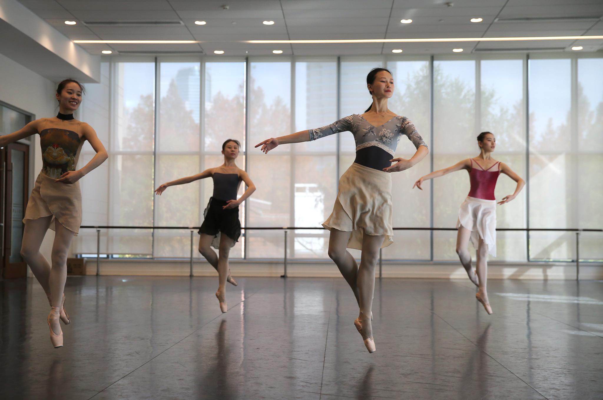 12月15日,项阳(右二)和同伴在上海芭蕾舞团排练厅里排练.