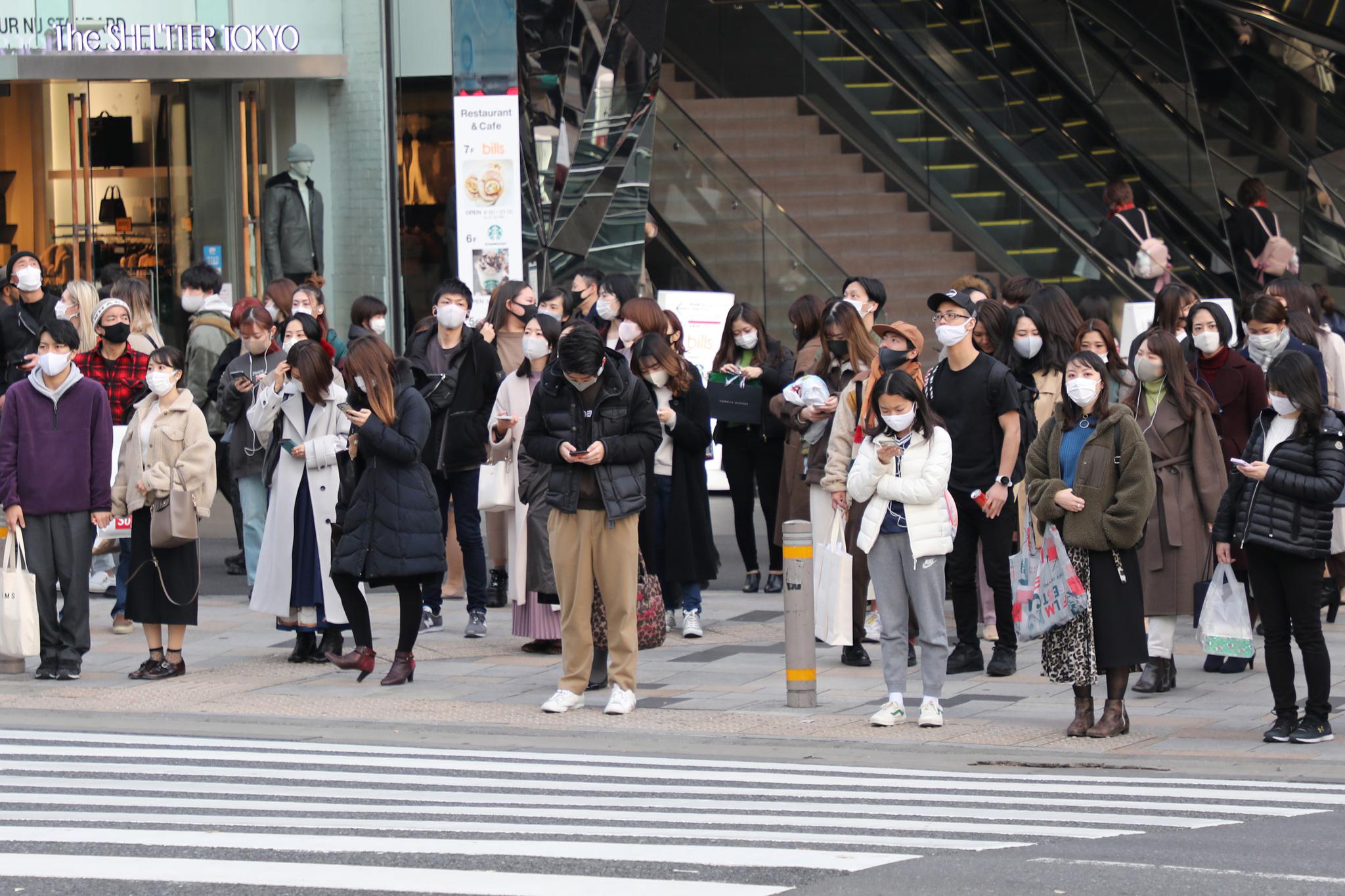 在日本东京,人们戴口罩出行.新华社发
