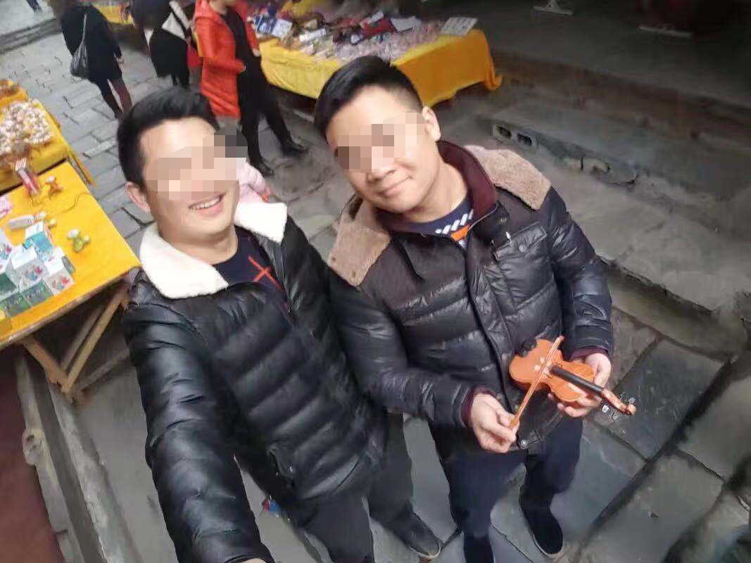 易勇(右边)和弟弟易文的合照。受访者供图