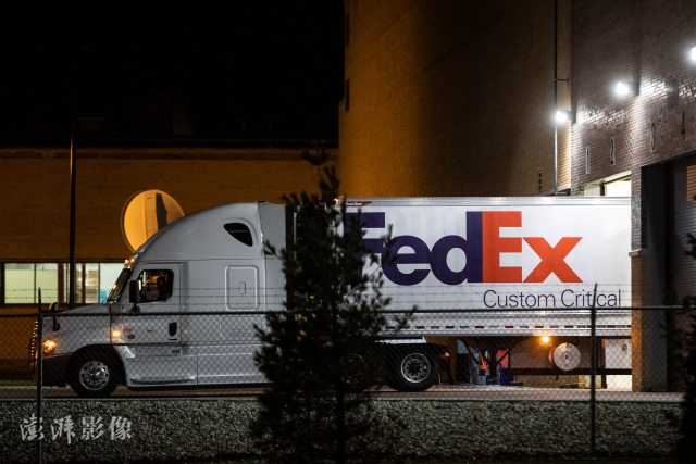 联邦快递卡车满载新冠疫苗针剂运往美国各地,图自澎湃影像
