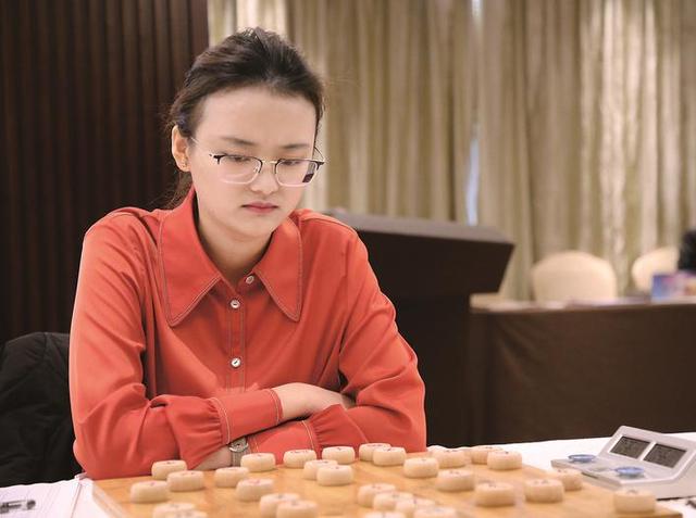 中国象棋特级大师唐丹在比赛中.黄薇薇摄