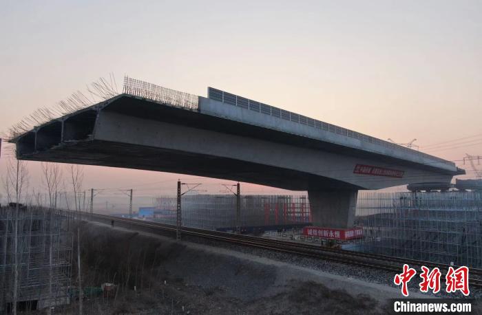 京德高速最大t构桥成功转体京德实现主体建成