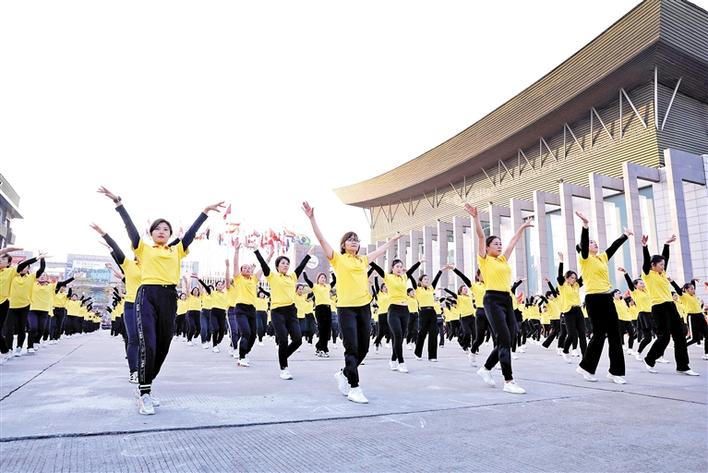 百人共同跳起同一支舞蹈,动作整齐划一,展现了沙井街道文化钟点工