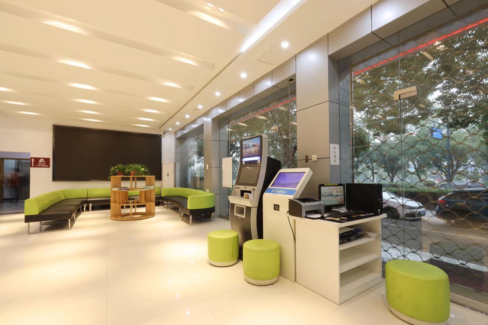 升级改造后,办事大厅整体设计简洁明亮,重新调整窗口布局,合理设置了