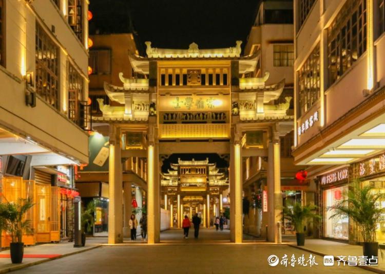 潮州古城老街辉煌绚丽的夜景令人流连忘返