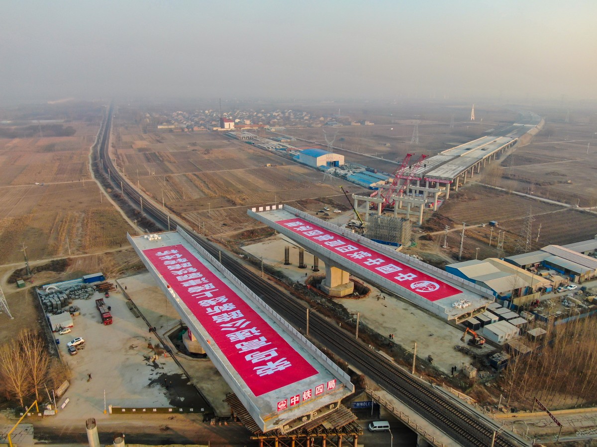 荣乌高速新线跨津霸铁路立交工程成功转体