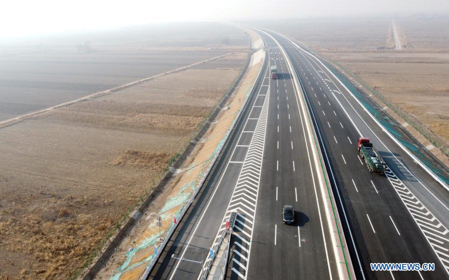 Aerial photo taken on Dec. 22, 2020 shows the Tianjin-Shijiazhuang highway in north China. The Tianjin-Shijiazhuang highway was put into operation on Tuesday. The new highway will shorten road travel time between the two cities to three hours. (Photo by Zhao Zishuo/Xinhua)