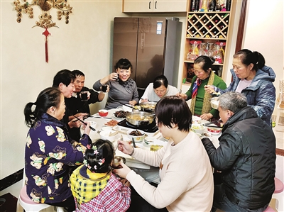 但无论吃什么,更重要的是能够与家人团聚在一