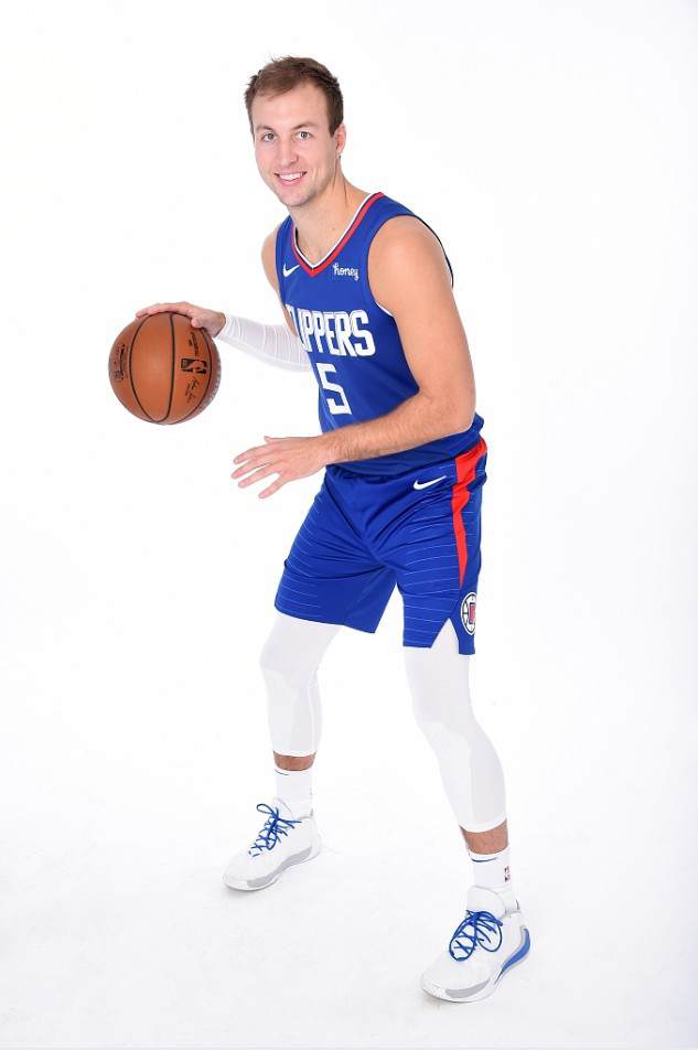 名记:肯纳德合同有5600万受保障 另外800万为奖金