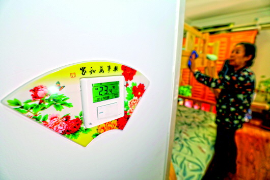 ▲12月15日,石家庄某小区居民家中,室温收集设备实时监测室内温度,并上传至供热办理中心智能化办理渠道。新华社发(梁子栋摄)