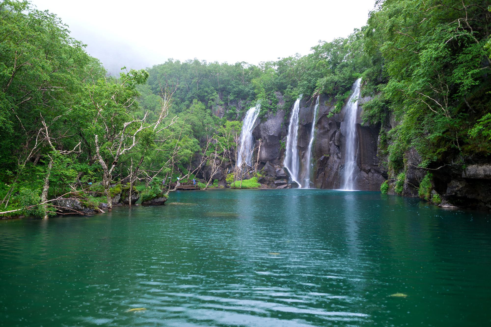 瀑布外,还有一处比较小众的景点:绿渊潭,看过长白山瀑布后,可以乘坐