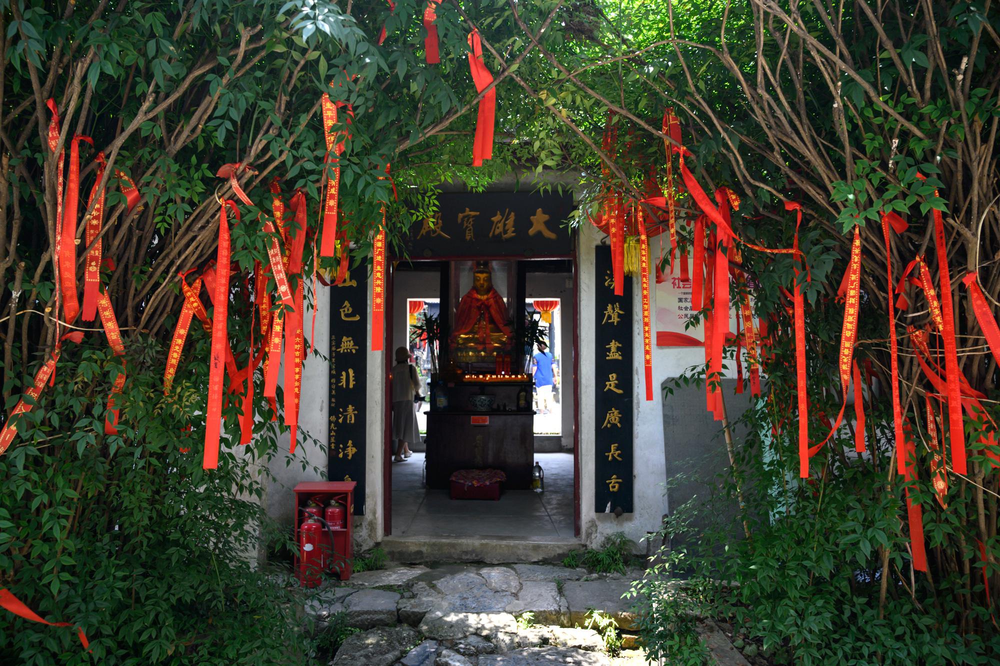 安徽深山中有座千年古寺因泉得名泉水依然涓涓成流