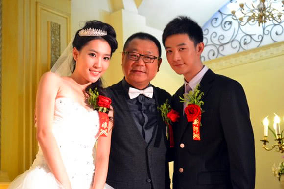 娶护士老婆越来越红,27岁儿子长得帅气|杨宝玲|范伟|小品_新浪新闻